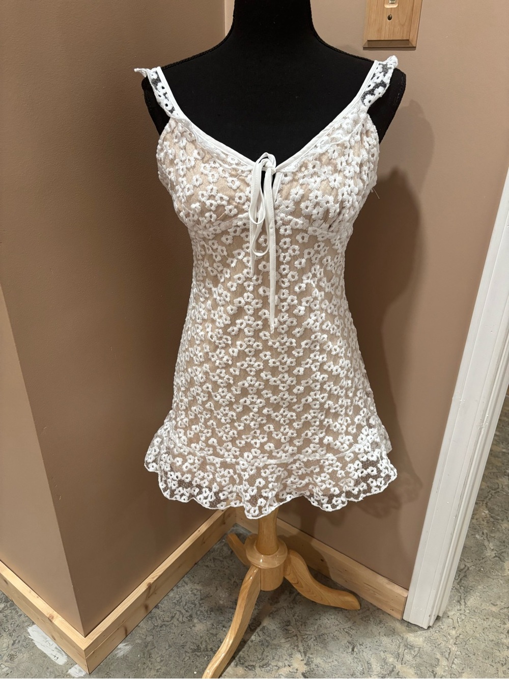 LULU'S white lace flower embroidered sundress size S - Picture 2 of 8